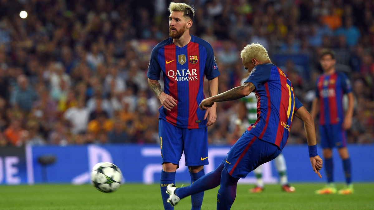 Messi, permitiendo que Neymar chute una falta contra el Celtic