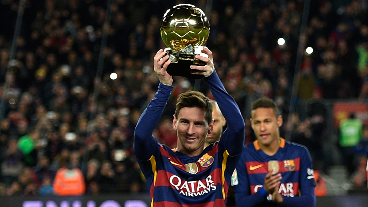 Leo Messi, mostrando al Camp Nou su último Balón de Oro