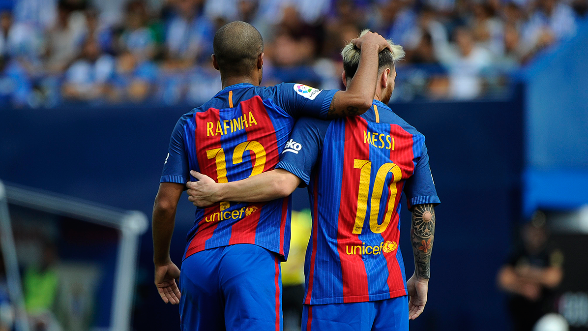 Rafinha Alcántara, beside Messi, celebrating a so much in front of the CD Leganés