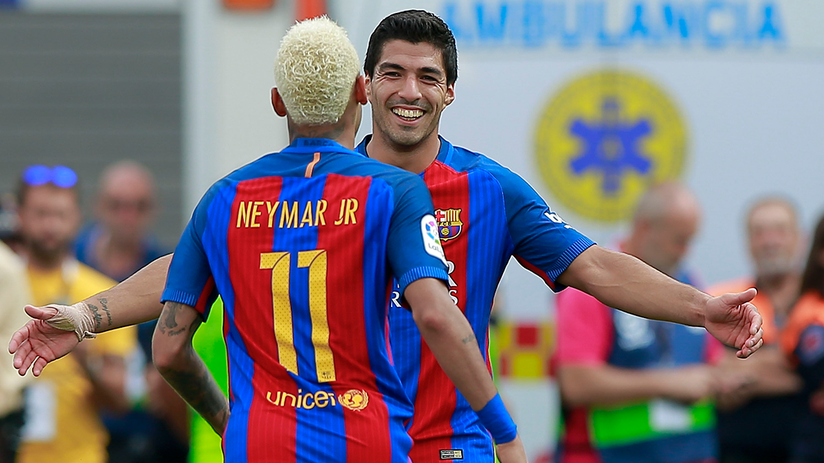 Luis Suárez celebrates sonriente a goal this season beside Neymar Júnior