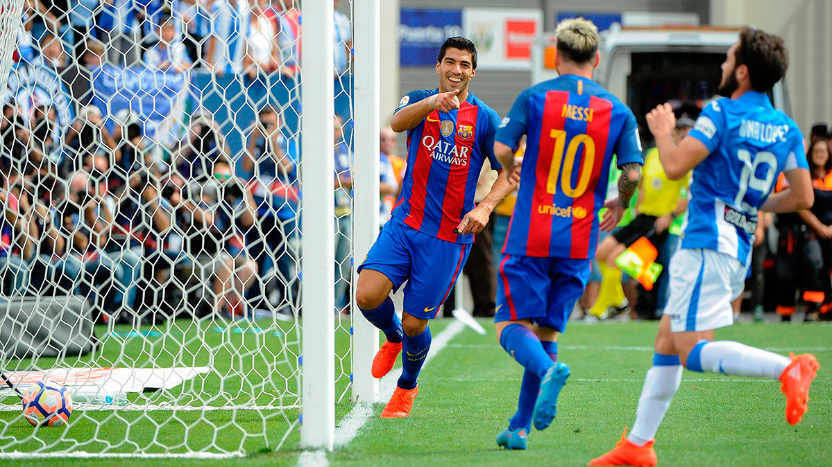 Luis Suárez celebrates one of the so many in front of the CD Leganés beside Leo Messi