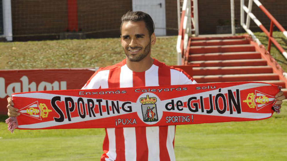 Douglas Pereira, being presented with the Sporting of Gijón