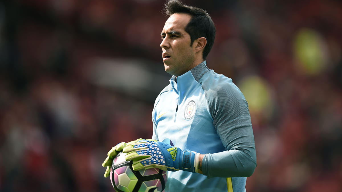 Claudio Bravo, during a warming with the Manchester City