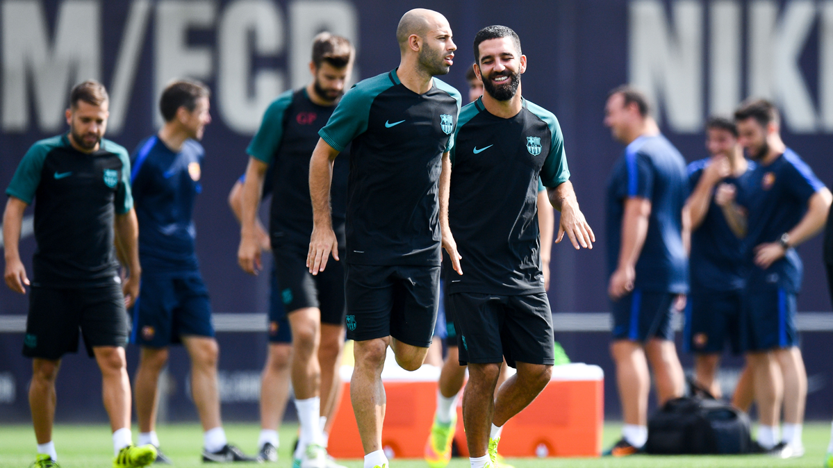 Javier Mascherano, charlando en un entreno con Arda Turan