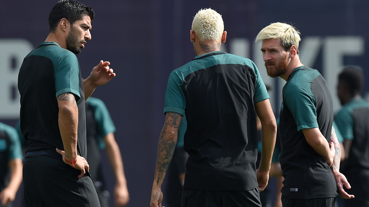 Messi, Neymar y Suárez, charlando en un entrenamiento del Barça