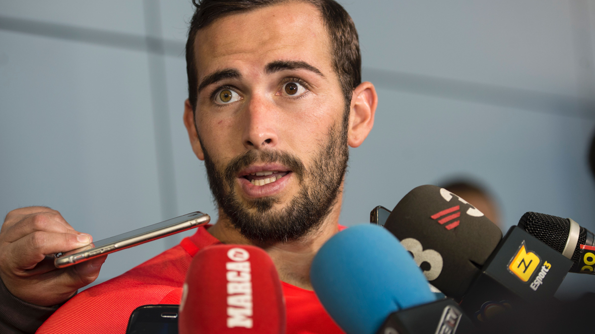 Aleix Vidal, speaking in mixed zone in an image of archive