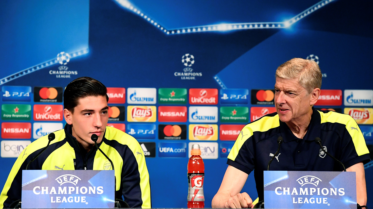 Héctor Bellerín and Arsène Wenger, in press conference in an image of archive