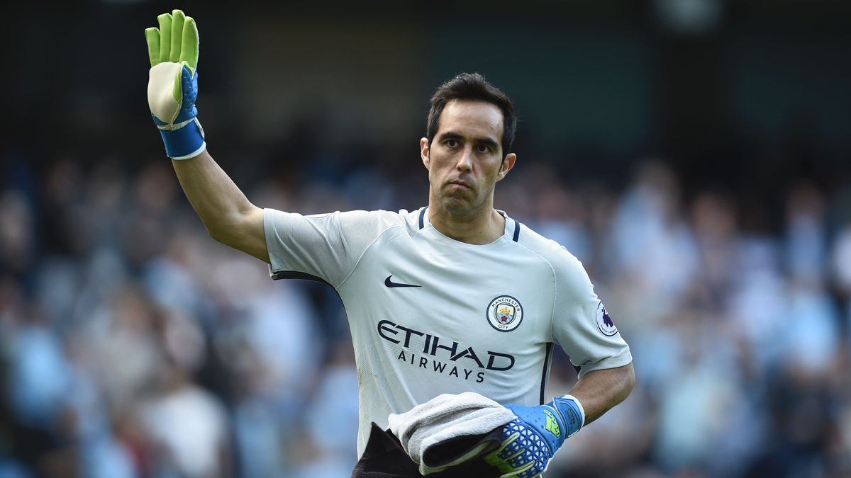 Claudio Bravo, greeting to the fans of the Manchester City