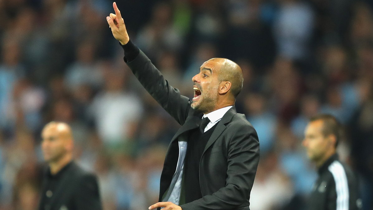 Pep Guardiola, dirigiendo al Manchester City contra el Borussia M'Gladbach