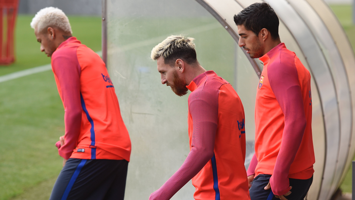 Messi, Neymar y Luis Suárez, saliendo a entrenar con el Barça