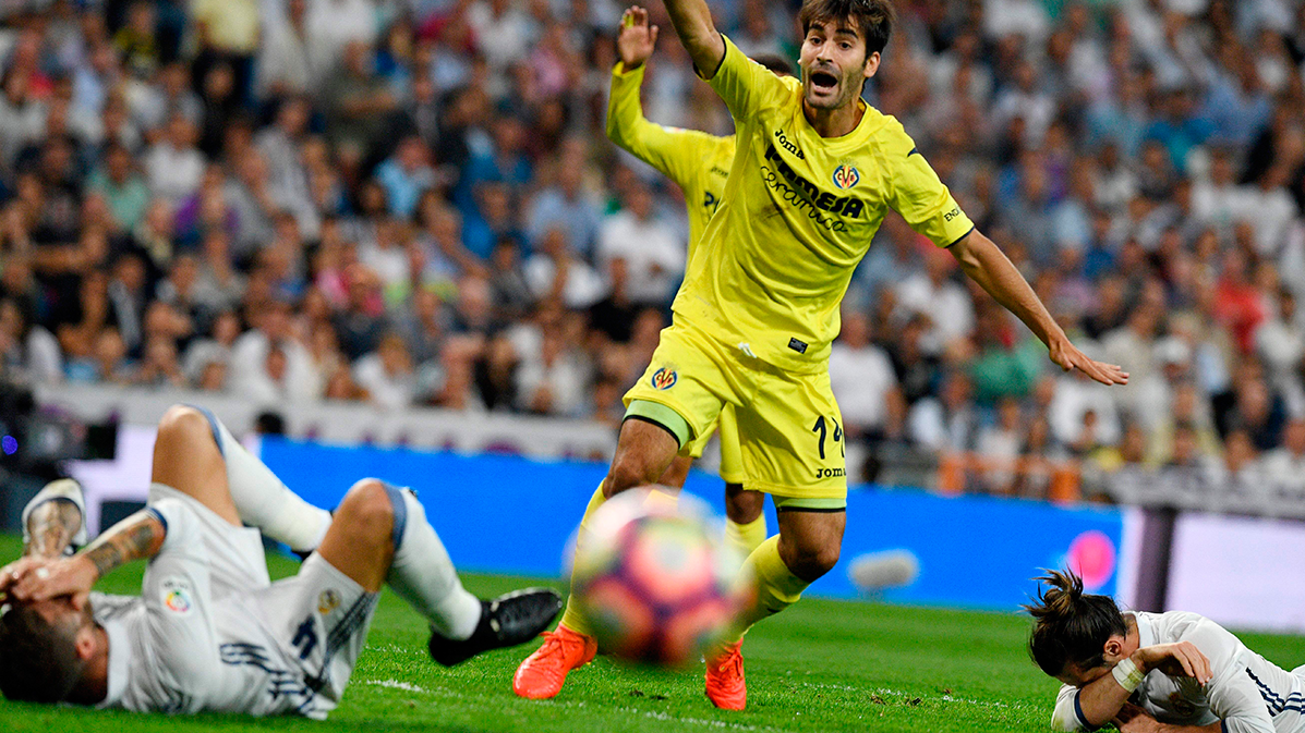 Sergio Ramos, simulando tras cometer el claro penalti ante el Villarreal