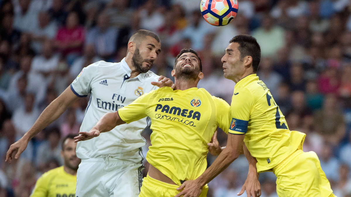 Benzema, contesting an aerial balloon with the central of the Villarreal