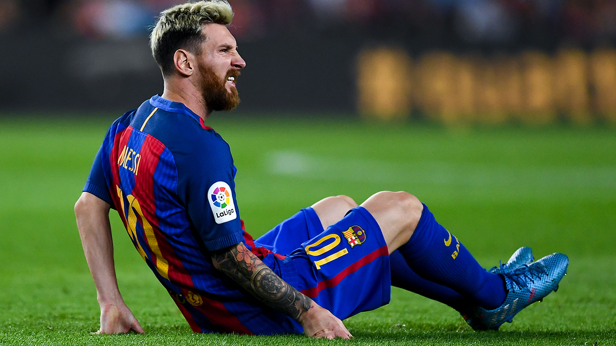 Leo Messi, sobre el verde del Camp Nou lesionado durante el FC Barcelona-Atlético de Madrid