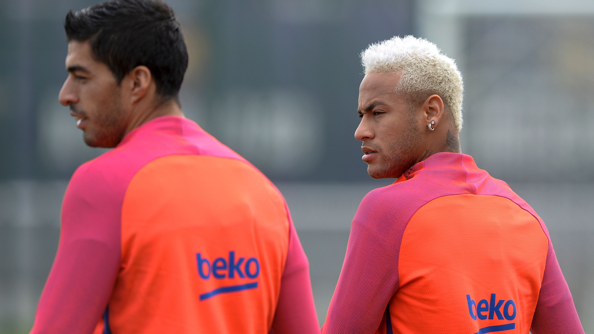 Neymar Jr And Luis Suárez, going out to train in the Ciutat Esportiva
