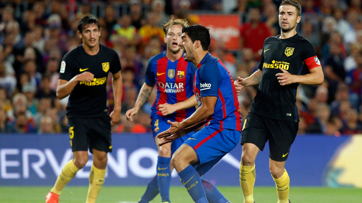 Luis Suárez, quejándose de una acción durante el Barça-Atlético