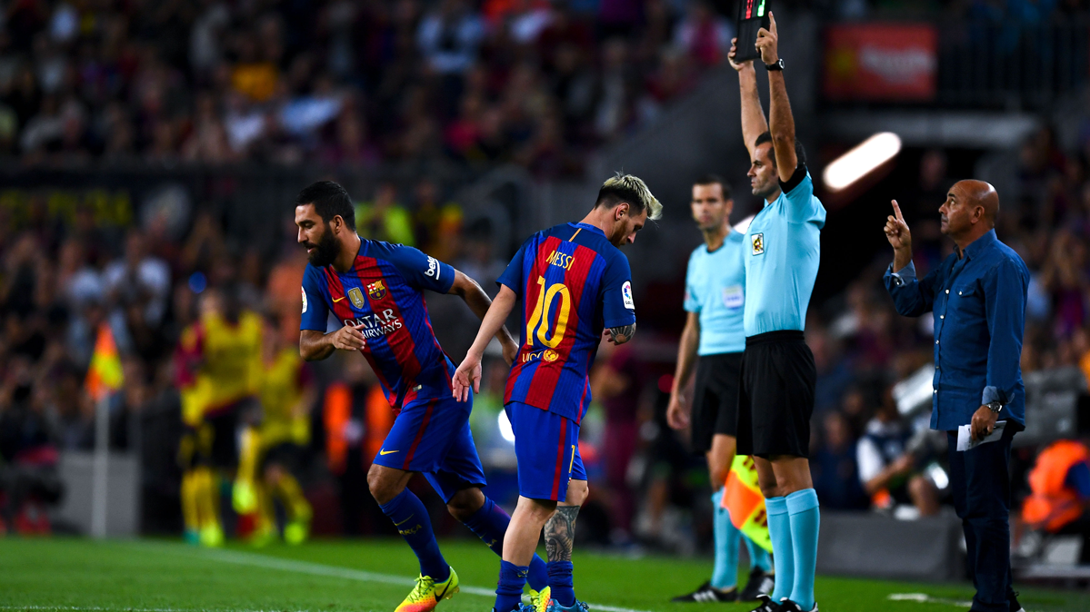 Leo Messi, siendo sustituido por Arda Turan contra el Atlético