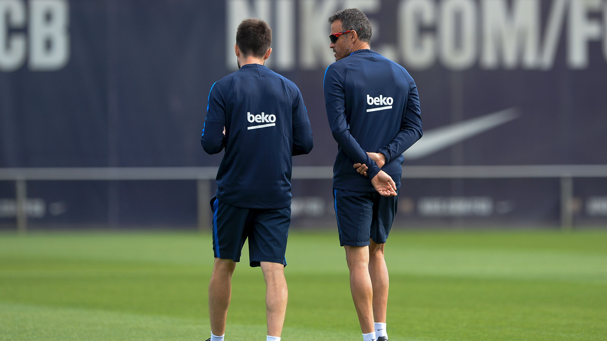 Luis Enrique, chatting with one of his assistants before the train