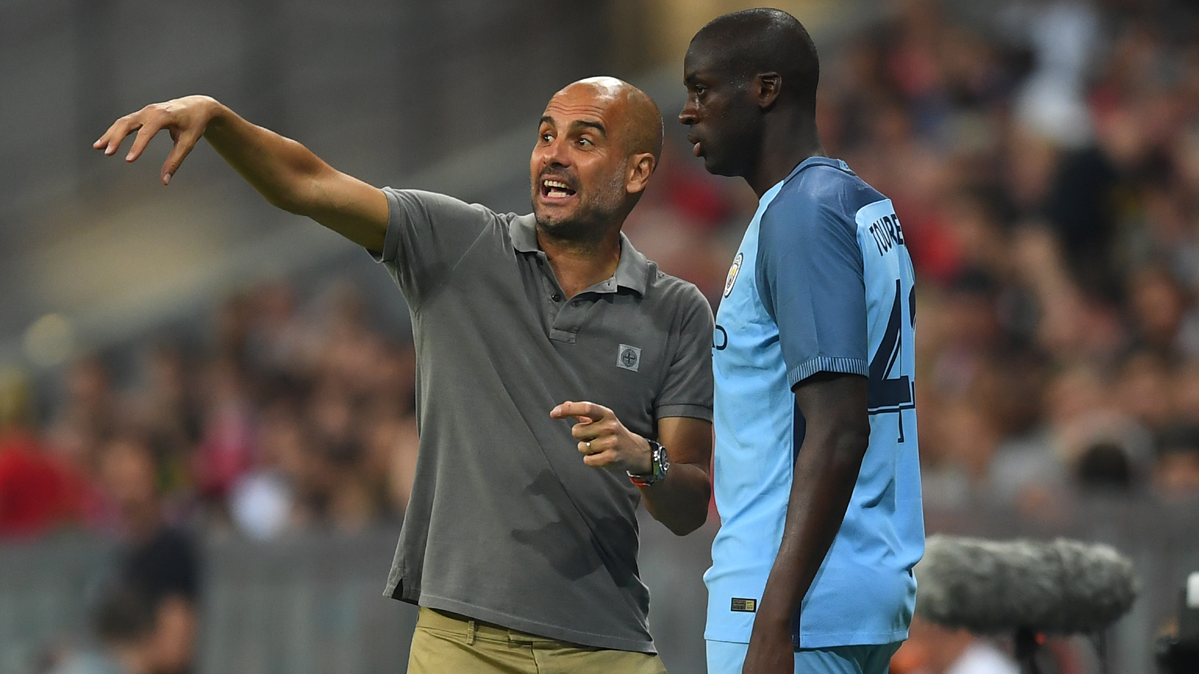 Touré Yaya, chatting with Pep Guardiola in an image of archive