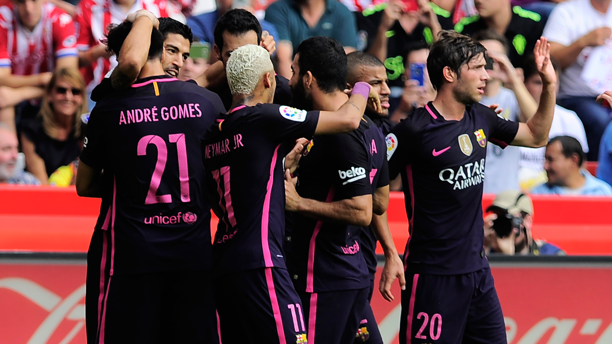 El FC Barcelona, celebrando el gol de Luis Suárez al Sporting