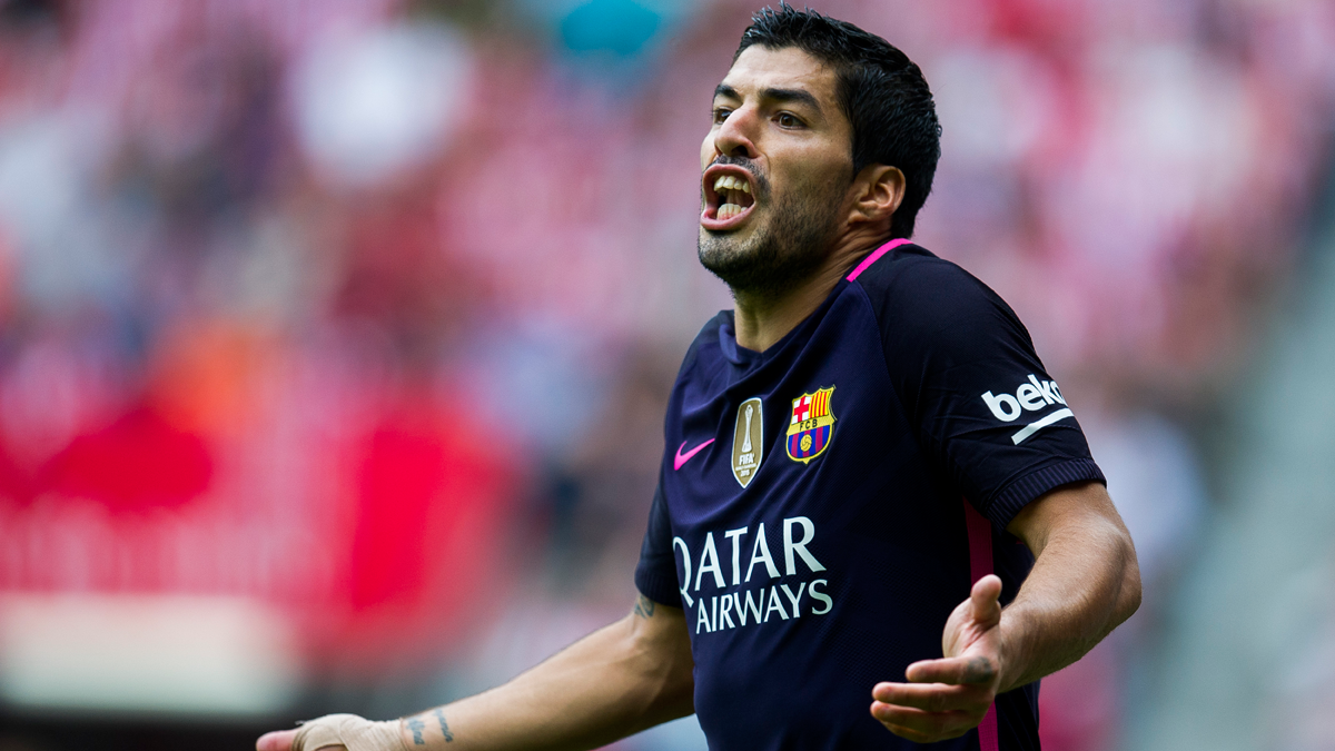 Luis Suárez, protesting an action to the referee Of the Big Hill