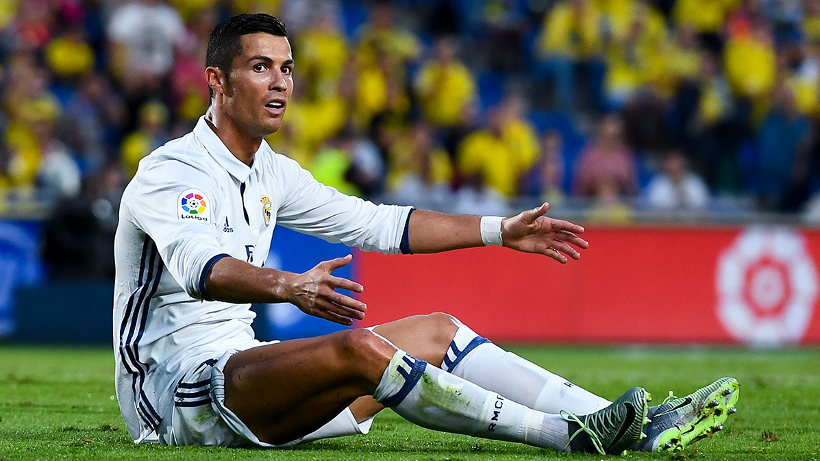 Cristiano Ronaldo, en el suelo durante Las Palmas-Real Madrid