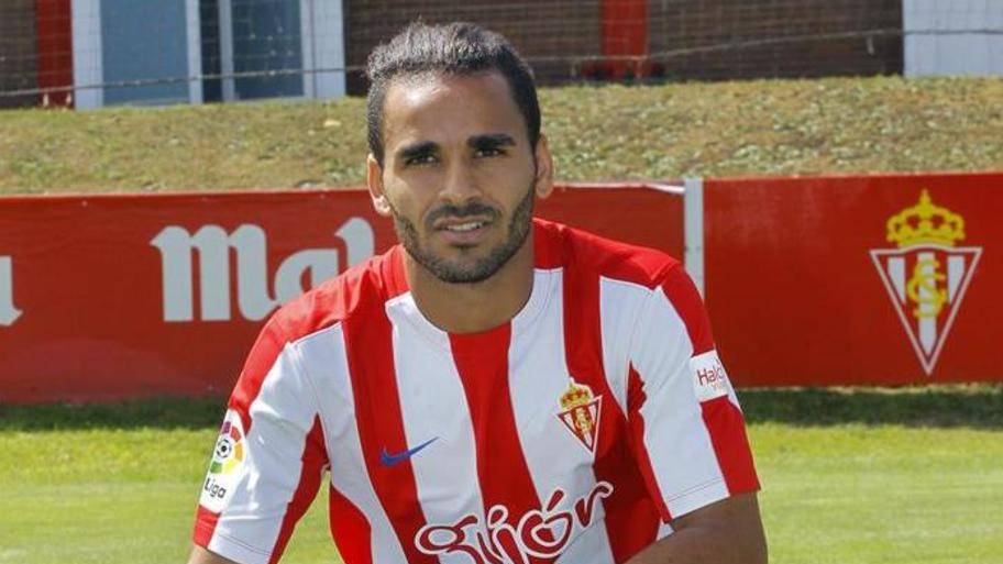 Douglas Pereira, presented with the Sporting of Gijón