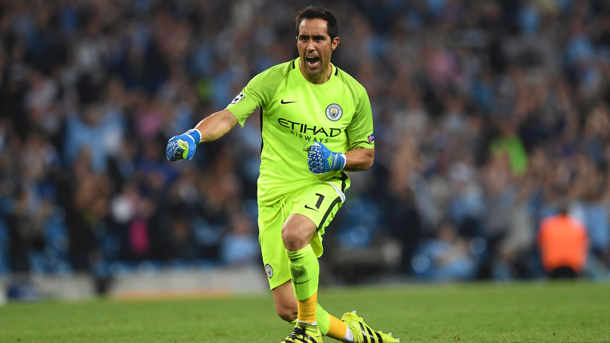 Claudio Bravo, celebrating a goal of the Manchester City