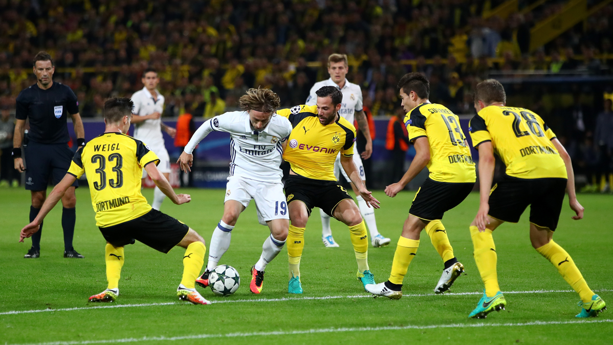 Luka Modric, intentando irse de cuatro jugadores del Dortmund