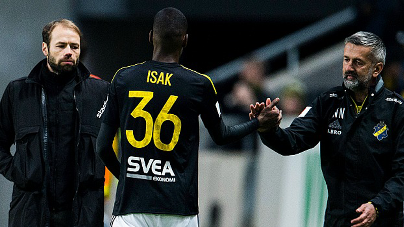 Alexander Isak, siendo felicitado por sus entrenadores en el AIK Solna