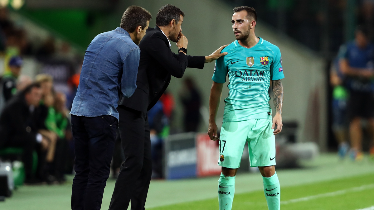 Paco Alcácer, conversando con Luis Enrique durante el partido contra el Borussia