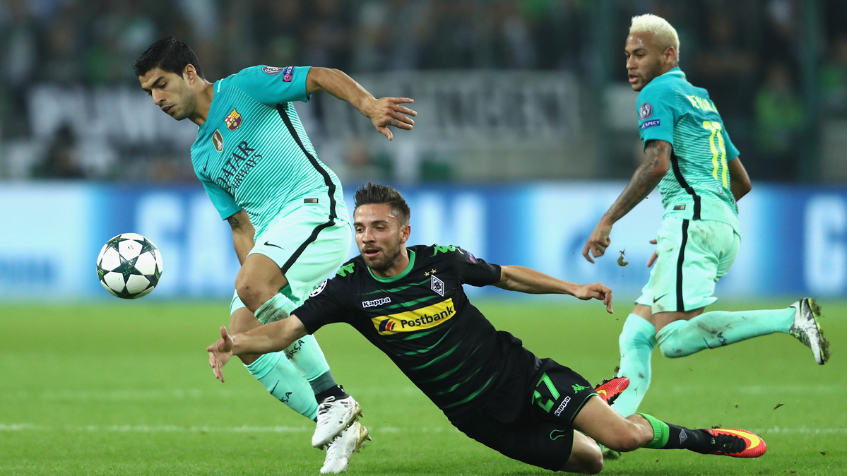Luis Suárez y Neymar, tras robar un balón al Borussia M'Gladbach