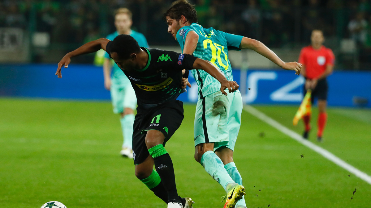 Sergi Roberto, luchando con Raffael por un balón en el Borussia Park