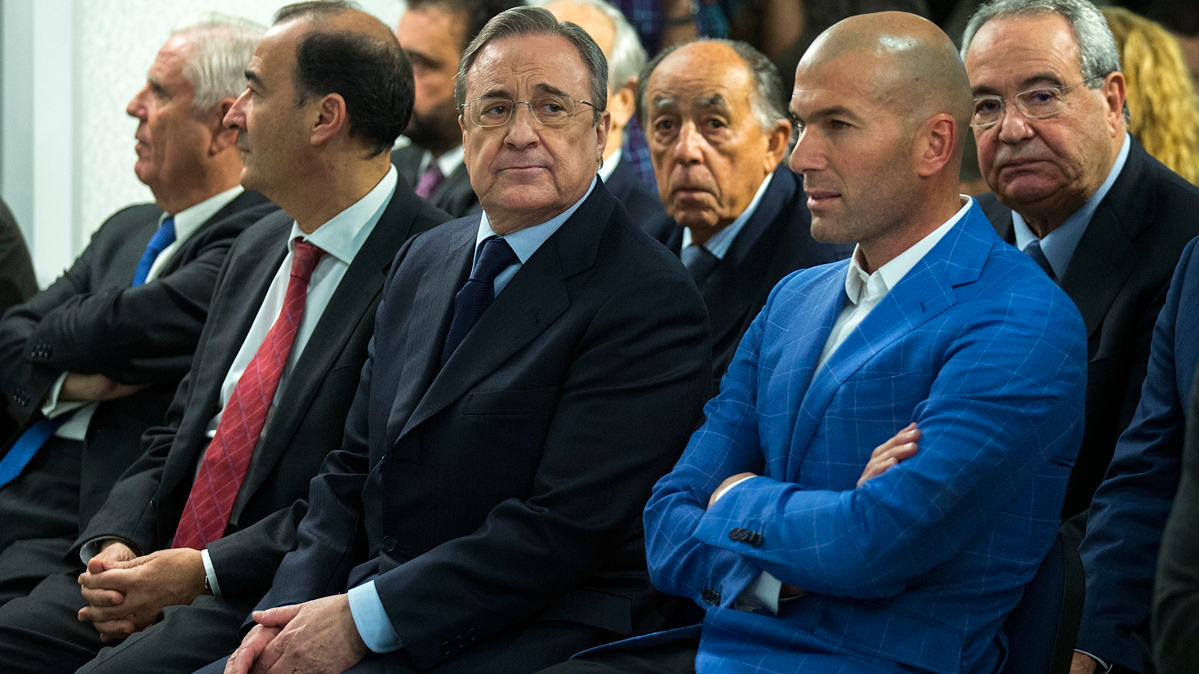 Zinedine Zidane, al lado de Florentino Pérez en una imagen de archivo