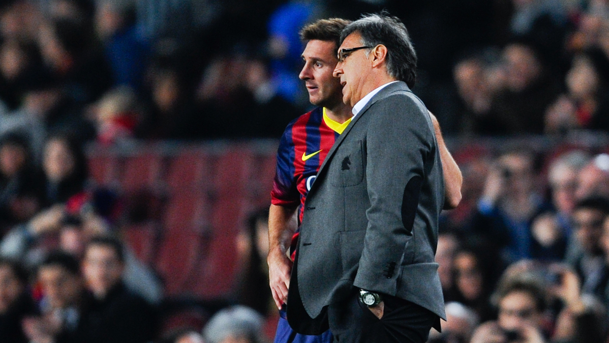 Gerardo Martino, chatting with Messi in an image of archive