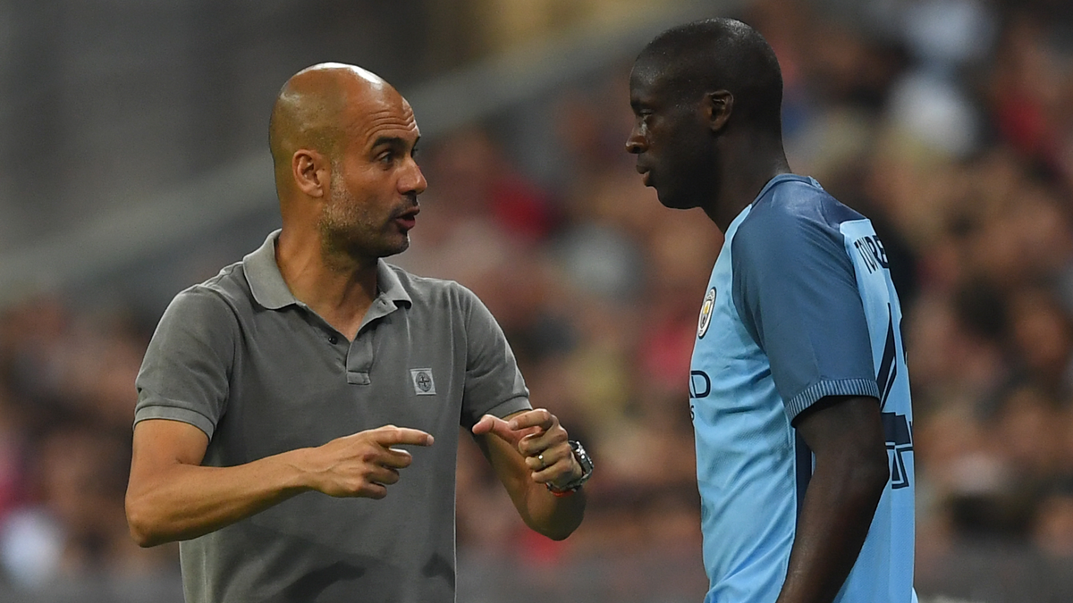 Pep Guardiola y Touré Yaya, charlando antes de un partido del Manchester City