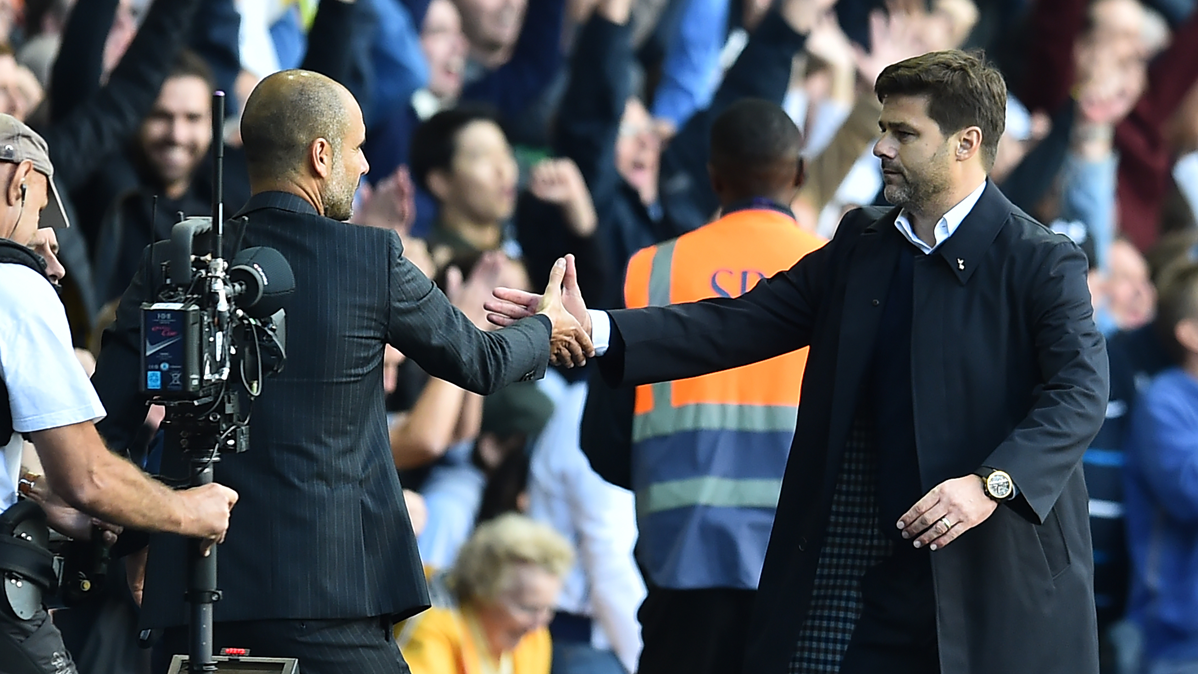 Pep Guardiola, saludándose con Mauricio Pochettino antes del partido