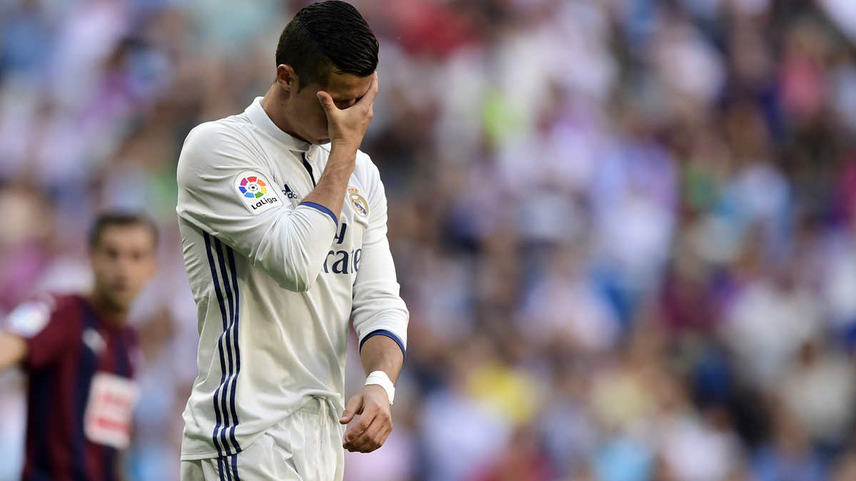 Cristiano Ronaldo, lamentándose tras una ocasión fallada ante el Eibar