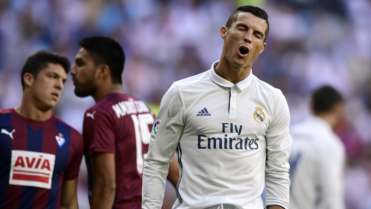 Cristiano Ronaldo, enfadándose consigo mismo por fallar una ocasión