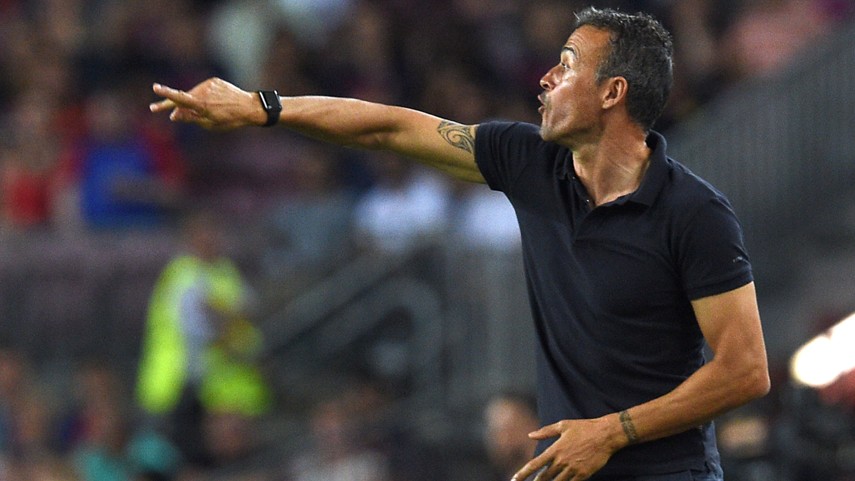 Luis Enrique, giving indications from the bench to his players