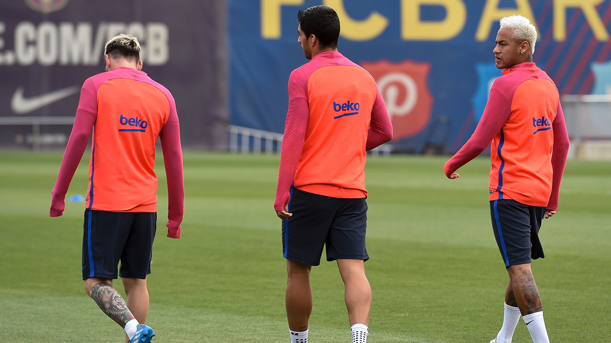 Luis Suárez, saliendo a entrenar acompañado de Messi y Neymar