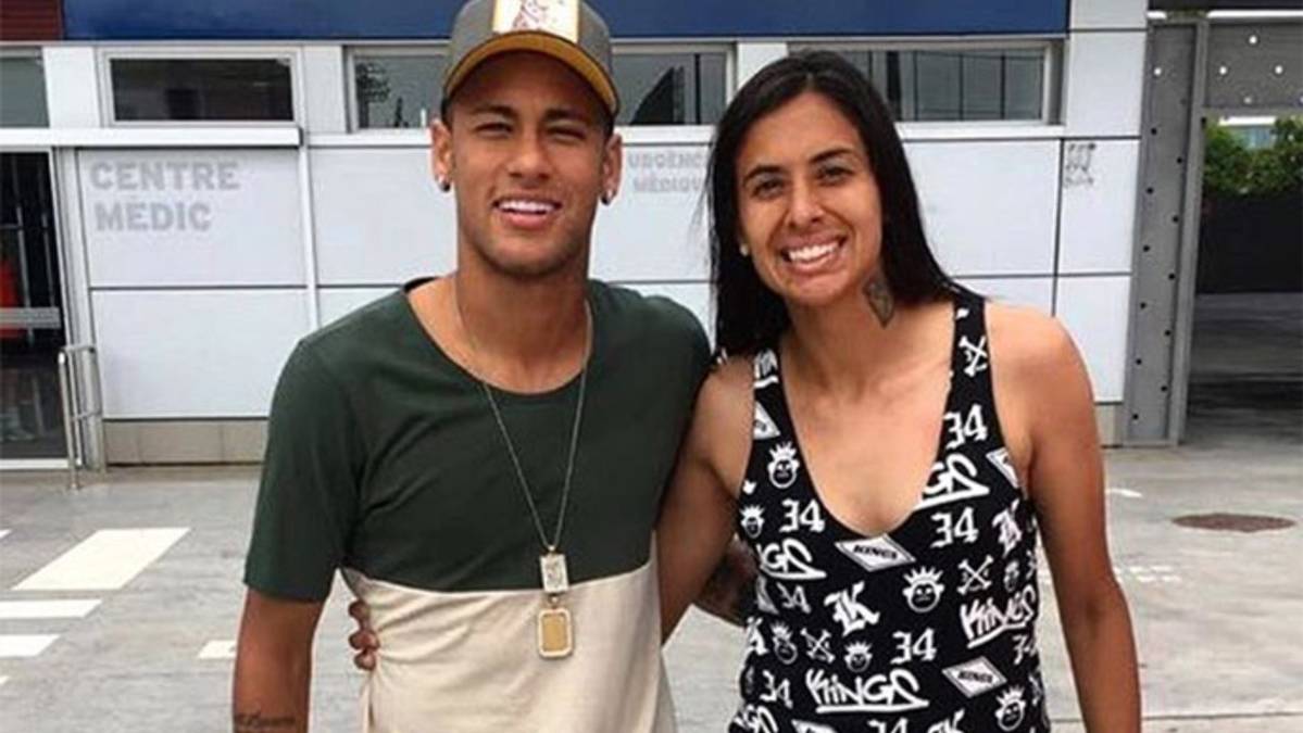 Andressa Alves, posing beside Neymar Jr in the Ciutat Esportiva