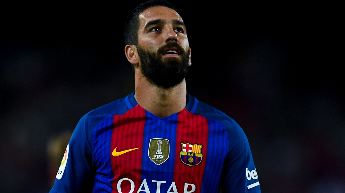 Burn Turan, looking to the horizon with the T-shirt of the Barça