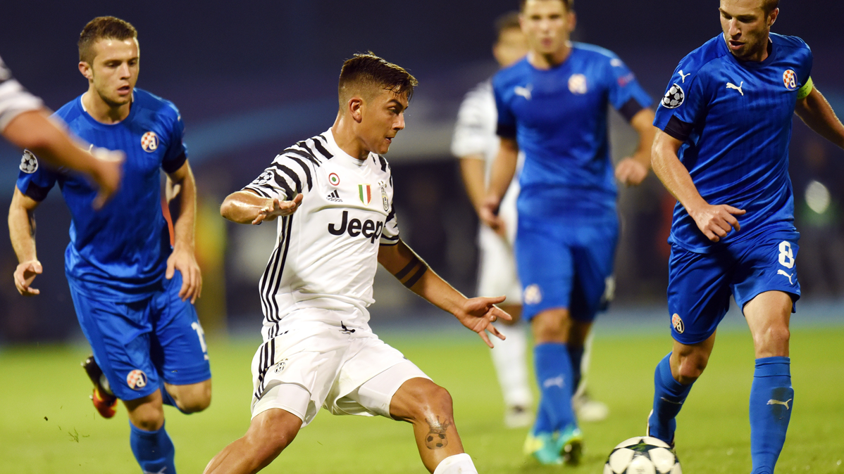 Paulo Dybala, surrounded of players of the Dinamo of Zagreb