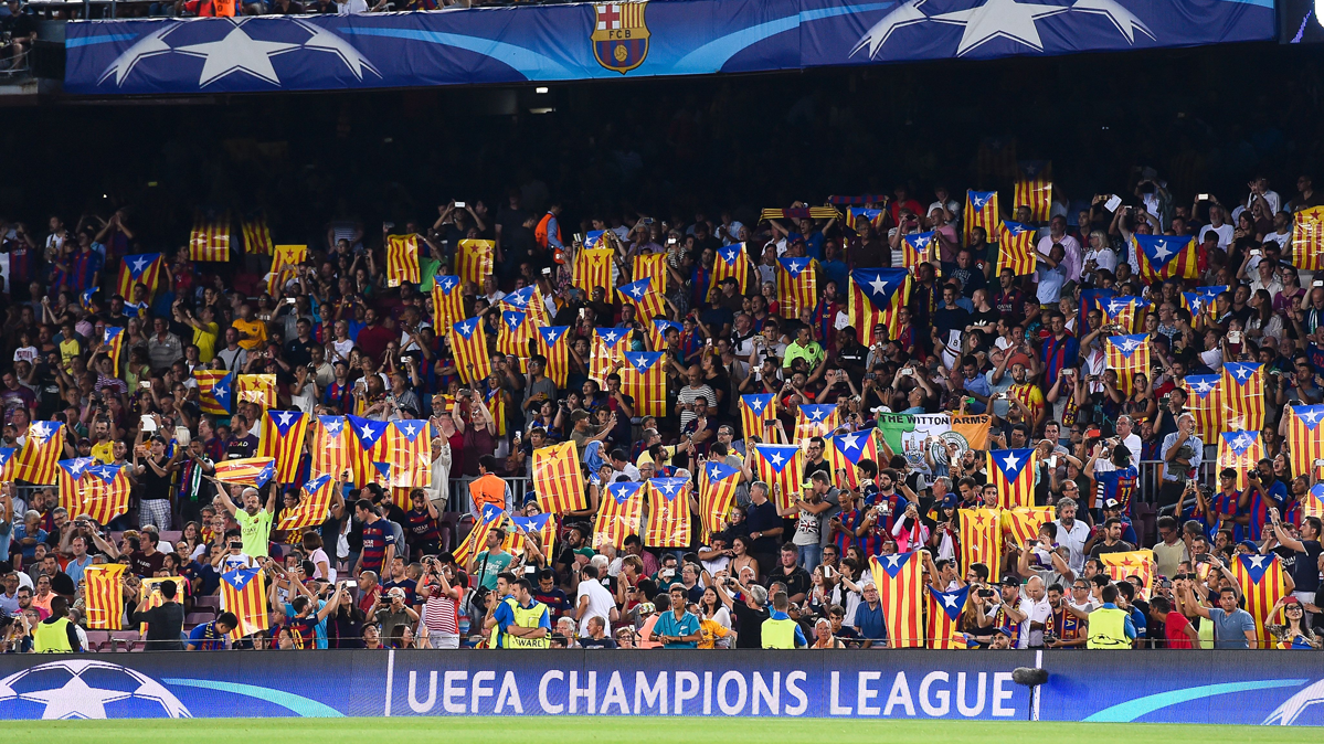 Banderas esteladas mostradas en el Camp Nou durante la Champions
