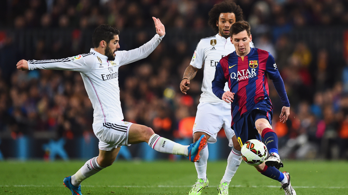 Isco Alarcón, intentando defenderse de la magia de Leo Messi