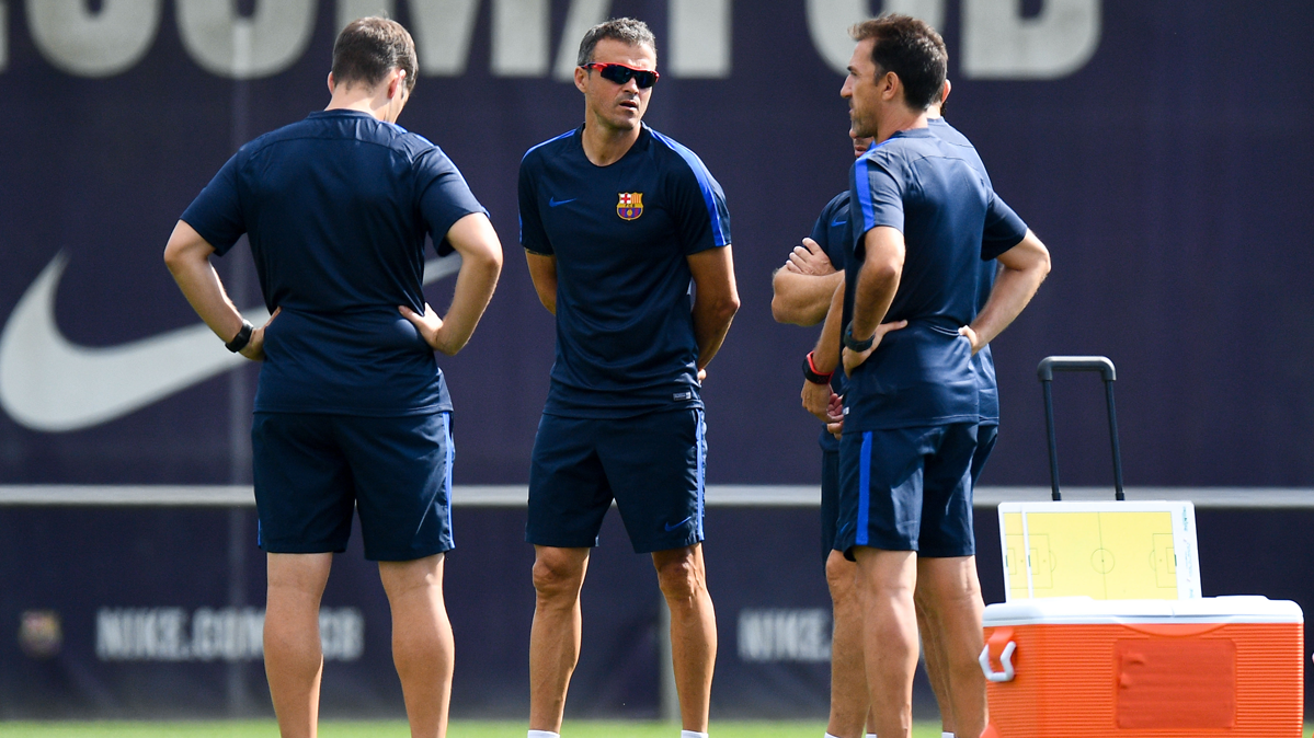 Luis Enrique, junto a sus ayudantes durante un entreno del Barça