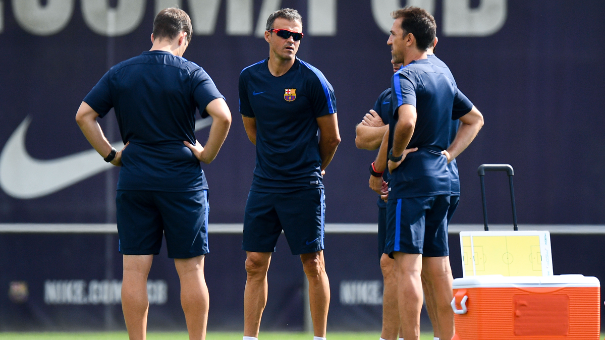 Luis Enrique, beside his assistants during a train of the Barça