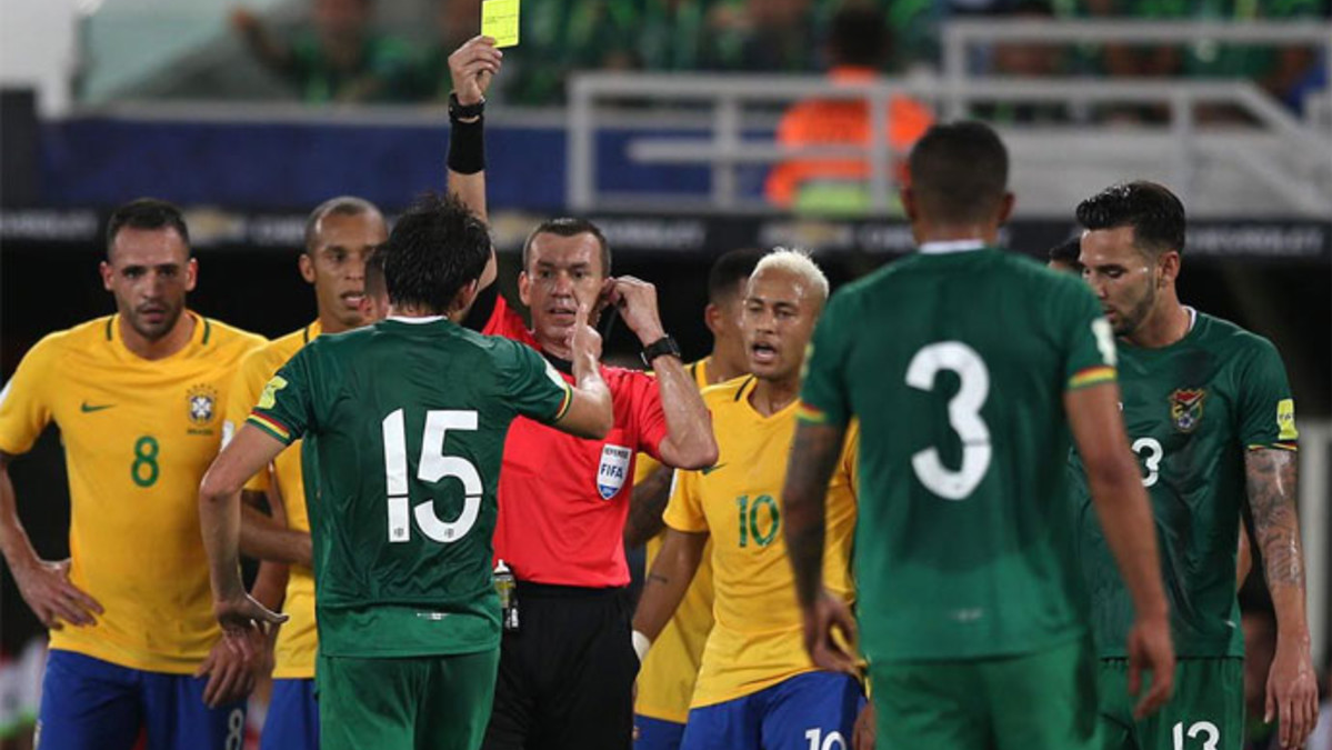 Neymar Jr, justo antes de recibir la tarjeta amarilla contra Bolivia