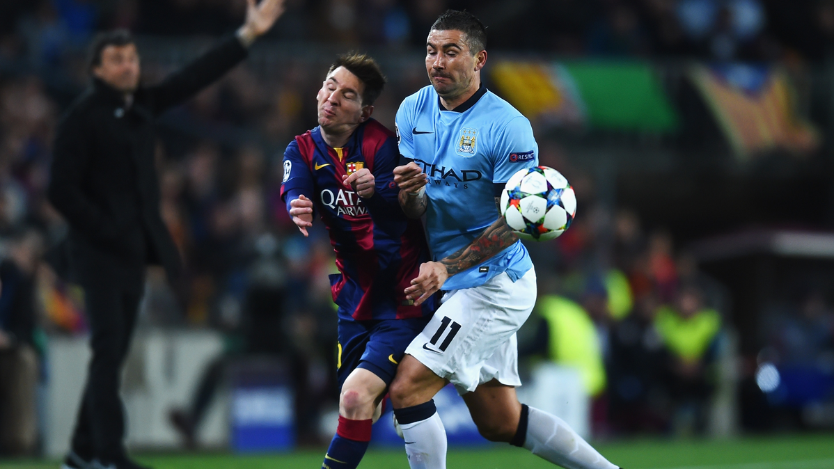 Leo Messi, intentando marcharse de Kolarov en un Barça-Manchester City