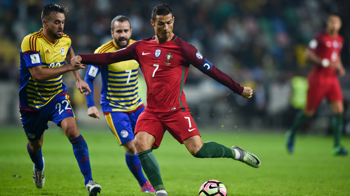 Cristiano Ronaldo, marcando un gol contra la selección de Andorra